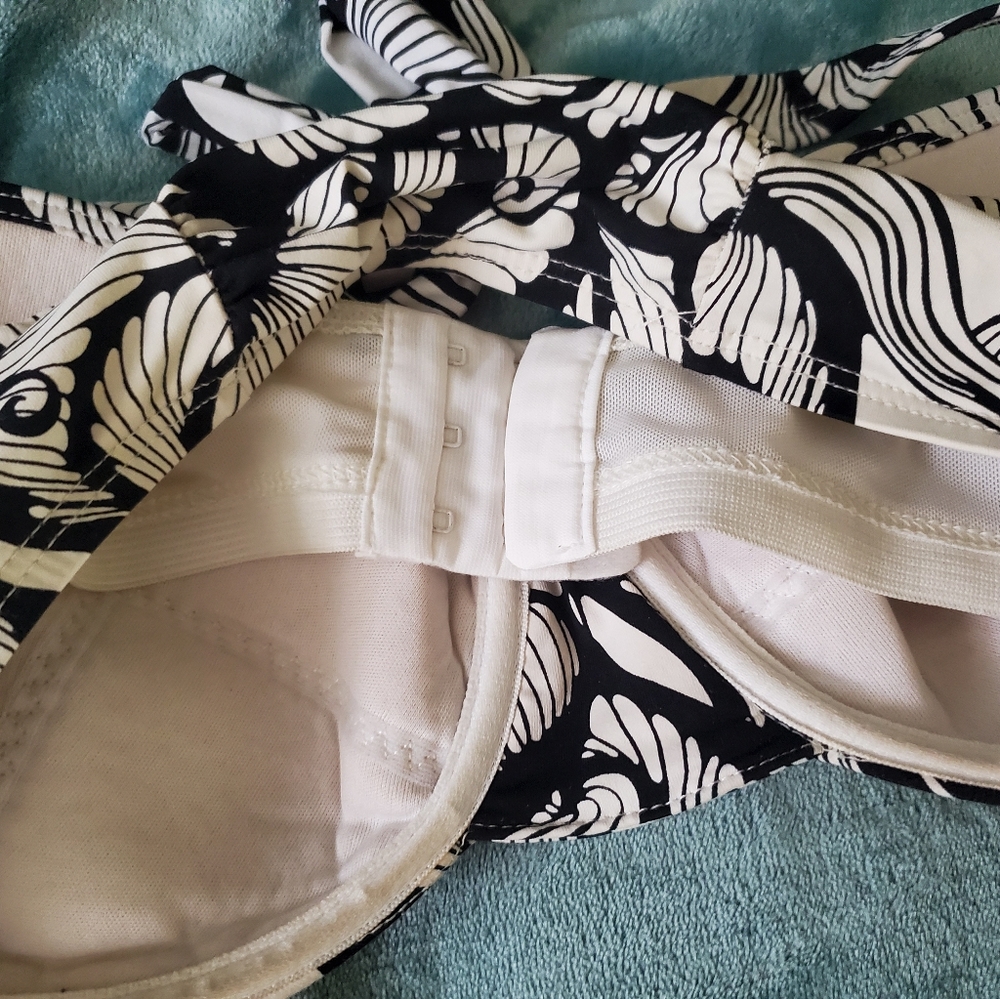 Beautiful bathing suit - Picture 3 of 3